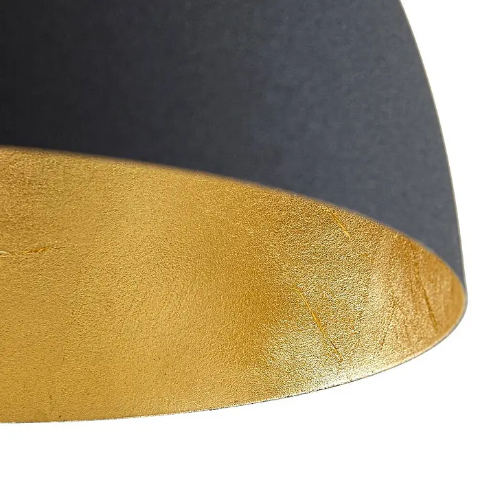 Arcchio Pendelleuchte Cosmina - L x B x H: 100 x 17,5 x 26 cm, schwarz, Schwarz, gold, E27 - Nahaufnahme eines Lampenschirms mit dunkelgrauer Außenseite und strukturierter, goldener Innenseite.