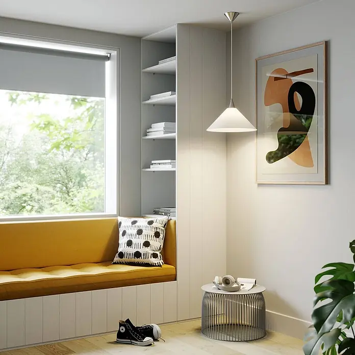 Lindby Pendelleuchte Petra - L x B x H: 40 x 40 x 17 cm, weiß / opal, weiß, E27 - Weiße konische Pendelleuchte in moderner Zimmerecke, beleuchtet Beistelltisch und Kunstwerk neben gelber Fensterbank.