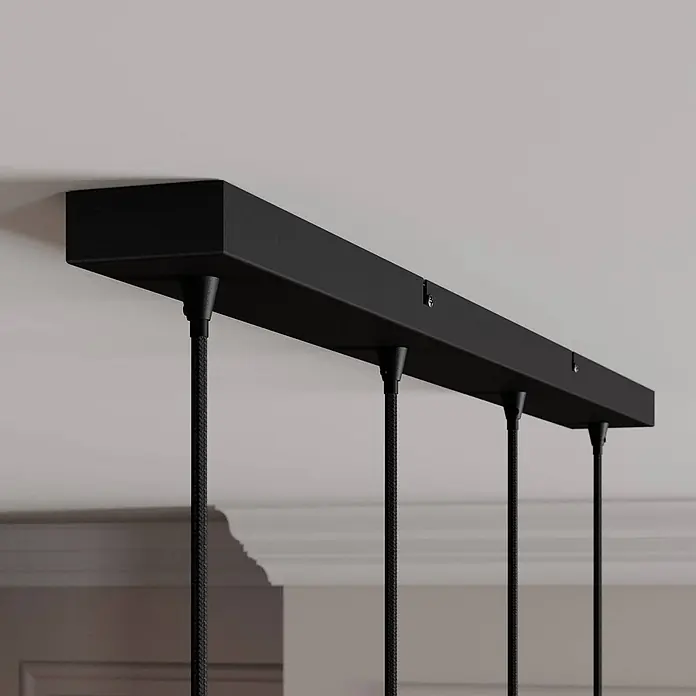 Lindby Pendelleuchte Kourtney - L x B x H: 75 x 12 x 18 cm, alu / grau / zink, Schwarz, rauchgrau, E27 - Schwarze, rechteckige Deckenleiste mit vier schwarzen geflochtenen Textilkabel-Pendelleuchten, an einer Decke montiert.