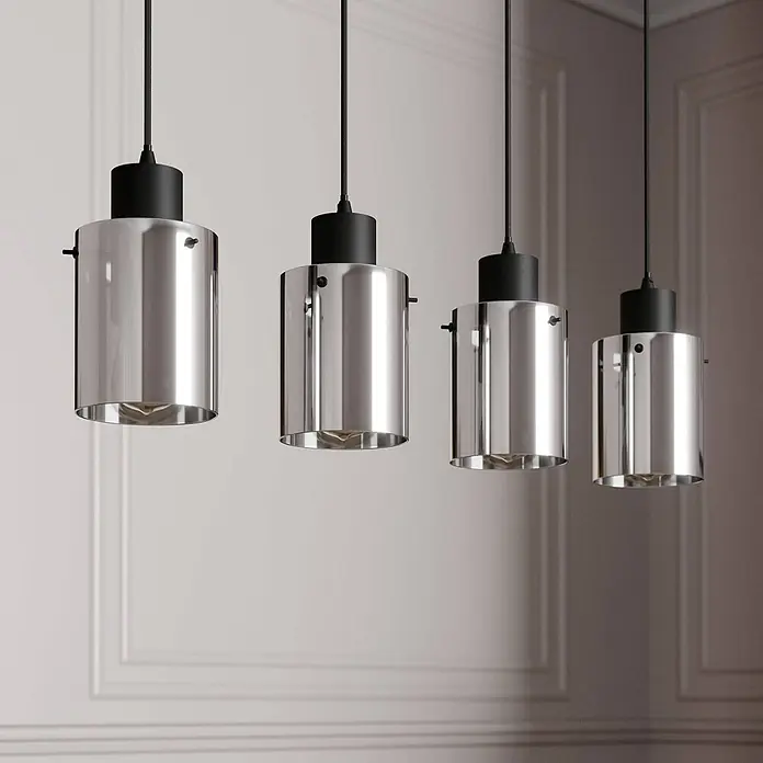 Lindby Pendelleuchte Kourtney - L x B x H: 75 x 12 x 18 cm, alu / grau / zink, Schwarz, rauchgrau, E27 - Vier Pendelleuchten mit glänzenden silbernen zylindrischen Schirmen und schwarzen Oberteilen, hängend.