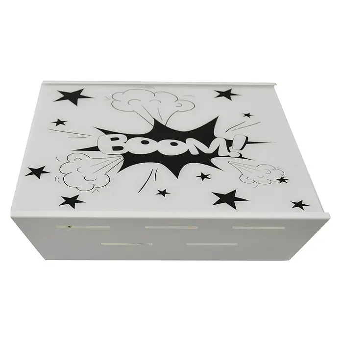 Plafón LED Boom - 18 W, L x An x Al: 30 x 30 x 15 cm, Blanco, Blanco neutro - Una hucha blanca con forma de cubo con un estampado de estilo cómic con la palabra "BOOM!" y estrellas.