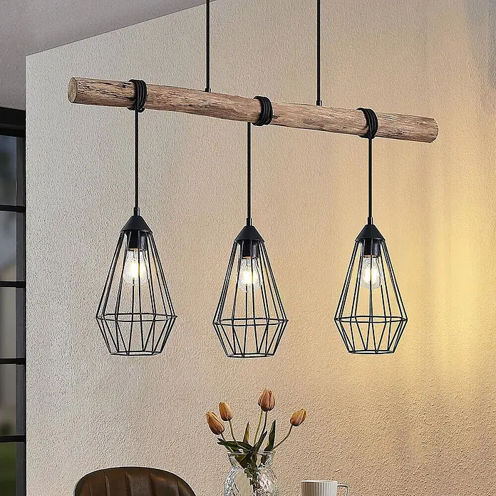 Lindby Pendelleuchte Eldarion - schwarz, Schwarz matt, holz hell, E27 - Rustikale Industrie-Pendelleuchte mit Naturholz-Balken und drei schwarzen Metall-Gitter-Lampenschirmen mit sichtbaren Glühbirnen.