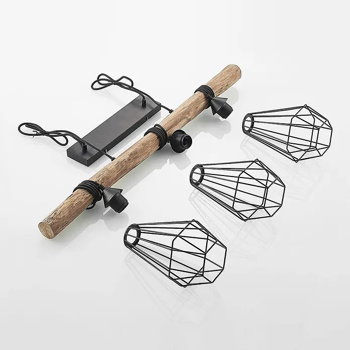 Lindby Pendelleuchte Eldarion - schwarz, Schwarz matt, holz hell, E27 - Zerlegte Pendelleuchte mit Naturholzstange, schwarzen Metallsockeln, Deckenplatte und drei schwarzen geometrischen Drahtlampenschirmen.
