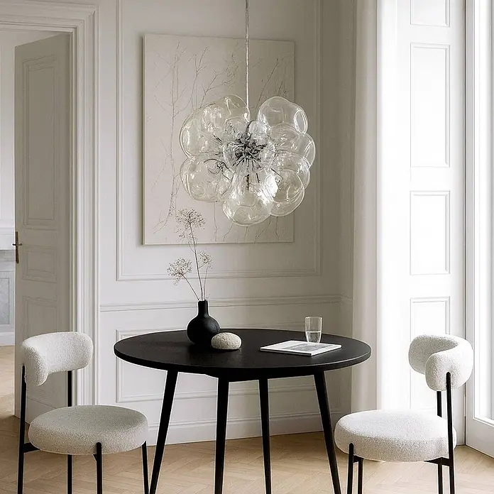 Lucande Pendelleuchte Diborah - L x B x H: 43 x 43 x 40 cm, klar / transparent, transparent, chrom, G9 - Transparente Glas-Blasen-Hängelampe in Blumenform über einem schwarzen Esstisch in einem modernen Raum.