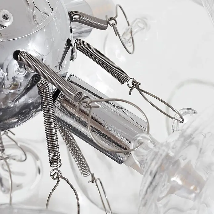 Lucande Pendelleuchte Diborah - L x B x H: 43 x 43 x 40 cm, klar / transparent, transparent, chrom, G9 - Nahaufnahme von verchromten Komponenten mit Metallfedern und klaren Glaselementen.