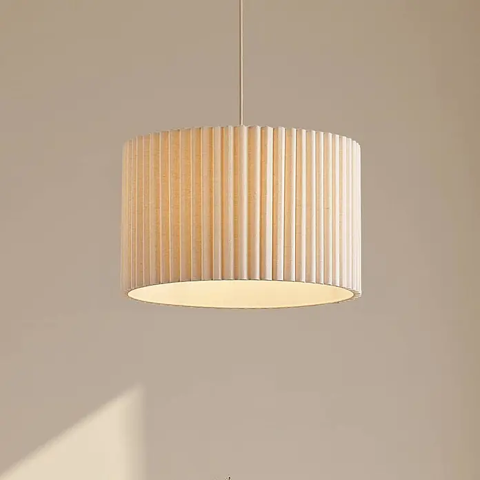 Lindby Pendelleuchte Libbie - L x B x H: 45 x 45 x 28 cm, creme / amber, cremefarben, E27 - Hängende zylindrische Pendelleuchte mit plissiertem, hellem Stoffschirm, von unten beleuchtet.