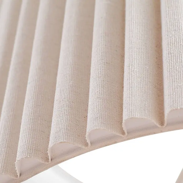 Lindby Pendelleuchte Libbie - L x B x H: 45 x 45 x 28 cm, creme / amber, cremefarben, E27 - Nahaufnahme eines hellbeigen, fein gewebten Textil-Lampenschirms mit vertikalen Falten und weißem Innenfutter, von unten gesehen.