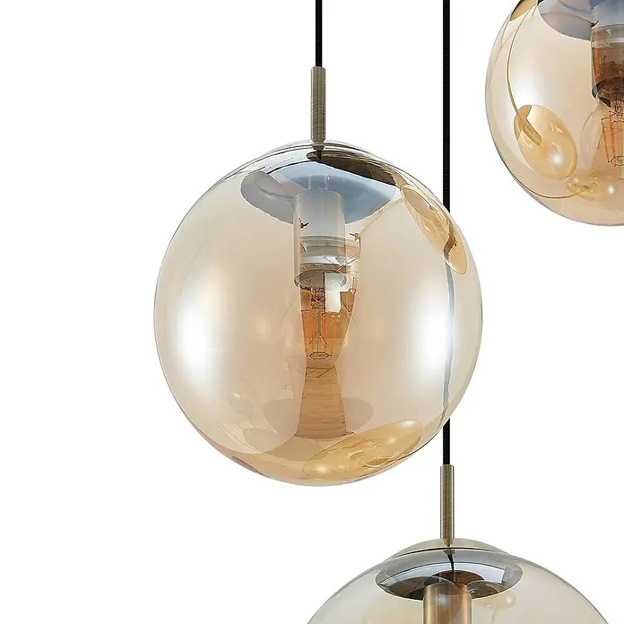 Lindby Pendelleuchte Teeja - creme / amber, amber, altmessing, E27 - Set von Pendelleuchten mit bernsteinfarbenen Glaskugeln, schwarzen Kabeln und gebürsteten Metallakzenten.