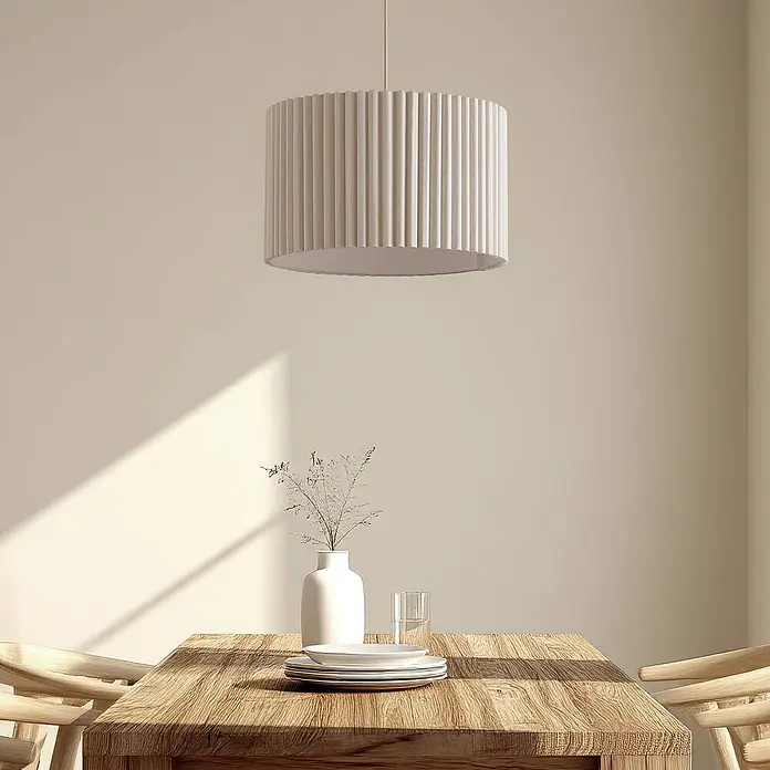 Lindby Pendelleuchte Libbie - L x B x H: 45 x 45 x 28 cm, creme / amber, cremefarben, E27 - Helle beige plissierte zylindrische Stoff-Pendelleuchte über einem Esstisch.