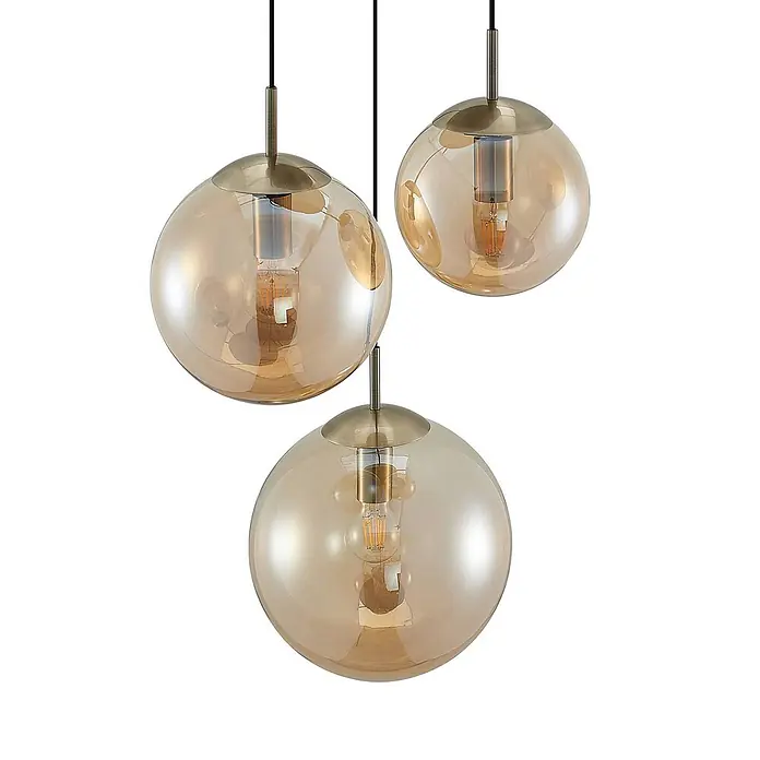 Lindby Pendelleuchte Teeja - creme / amber, amber, altmessing, E27 - Drei Pendelleuchten mit bernsteinfarbenen Glaskugeln, gebürsteten Messingakzenten und sichtbaren Filamentbirnen.