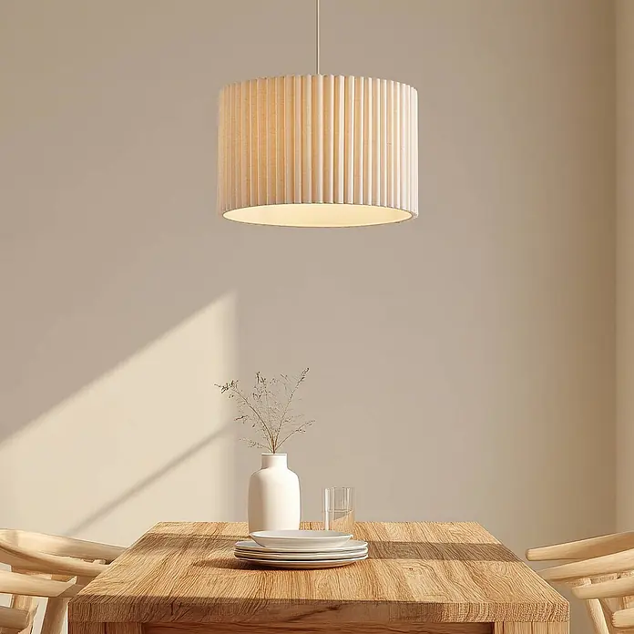 Lindby Pendelleuchte Libbie - L x B x H: 45 x 45 x 28 cm, creme / amber, cremefarben, E27 - Helle beige Plissee-Pendelleuchte aus Stoff über einem Holzesstisch.
