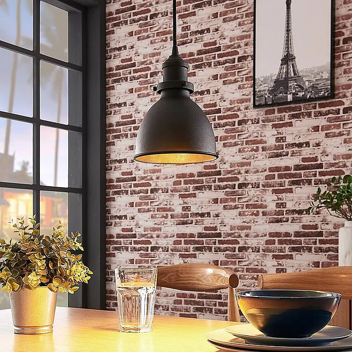 Lindby Pendelleuchte Jasminka - L x B x H: 15,5 x 15,5 x 20 cm, schwarz, Schwarz, gold, E27 - Mattschwarze Hängeleuchte im Industriestil mit goldener Innenseite, über einem Esstisch hängend.