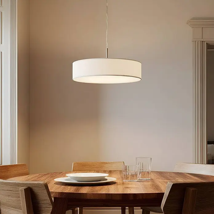 Lindby Pendelleuchte Sebatin - L x B x H: 50 x 50 x 12 cm, creme / amber, cremeweiß, nickel matt, E27 - Weiße Trommelpendelleuchte beleuchtet einen Holzesstisch in einem gemütlichen Raum.