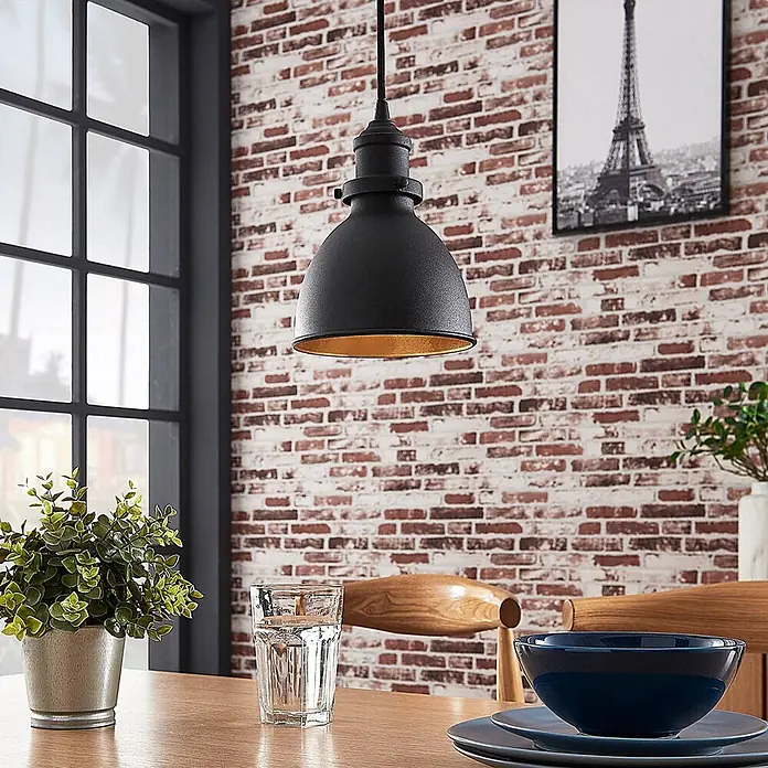 Lindby Pendelleuchte Jasminka - L x B x H: 15,5 x 15,5 x 20 cm, schwarz, Schwarz, gold, E27 - Schwarze Industrie-Pendelleuchte mit goldener Innenseite über einem Holzesstisch.