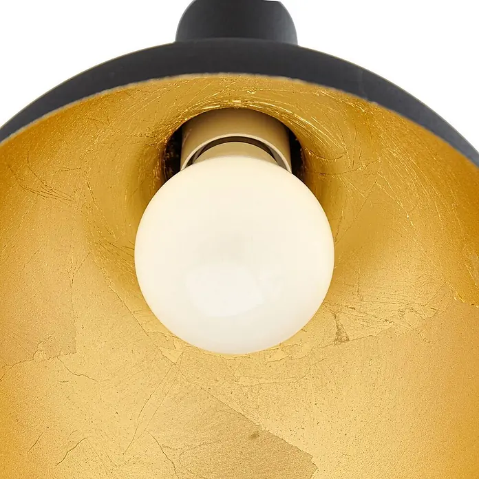 Arcchio Pendelleuchte Cosmina - schwarz, Schwarz, gold, E27 - Nahaufnahme einer Leuchte mit weißer Glühbirne, schwarzem Schirm und texturierter goldener Innenseite.