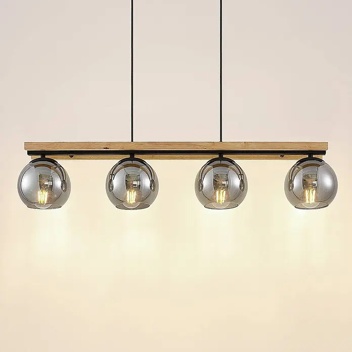 Lindby Pendelleuchte Enrique - L x B x H: 90 x 15 x 13 cm, alu / grau / zink, rauchgrau, eiche hell, Schwarz, E27 - Lineare Pendelleuchte mit hellem Holzbalken, schwarzem Metall und vier Rauchglaskugeln mit Filamentlampen.