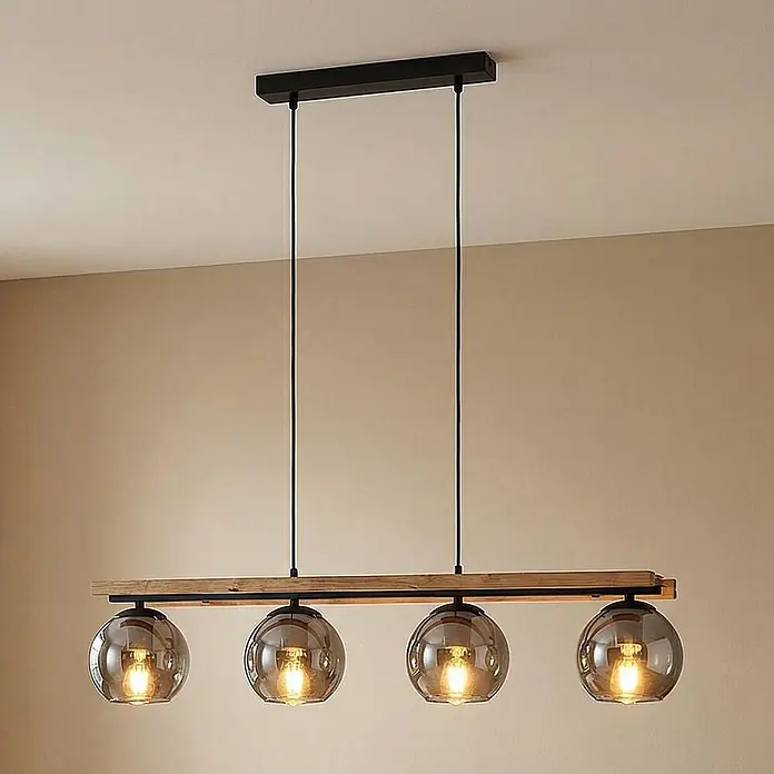Lindby Pendelleuchte Enrique - L x B x H: 90 x 15 x 13 cm, alu / grau / zink, rauchgrau, eiche hell, Schwarz, E27 - Lineare Pendelleuchte mit schwarzem Metallbaldachin, Holzstange und vier Rauchglas-Kugelgläsern mit warmem Licht.