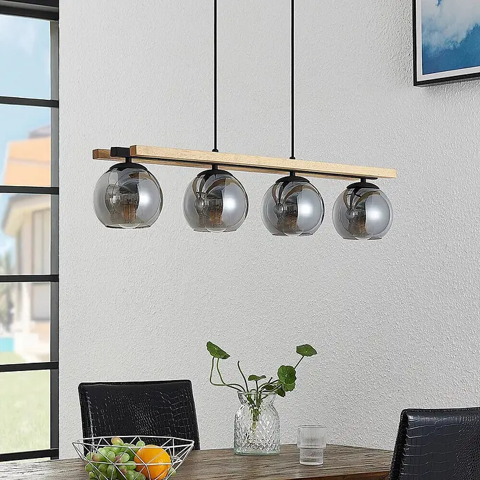 Lindby Pendelleuchte Enrique - L x B x H: 90 x 15 x 13 cm, alu / grau / zink, rauchgrau, eiche hell, Schwarz, E27 - Hängelampe mit Holzstreben und vier Rauchglas-Kugelschirmen über Esstisch.