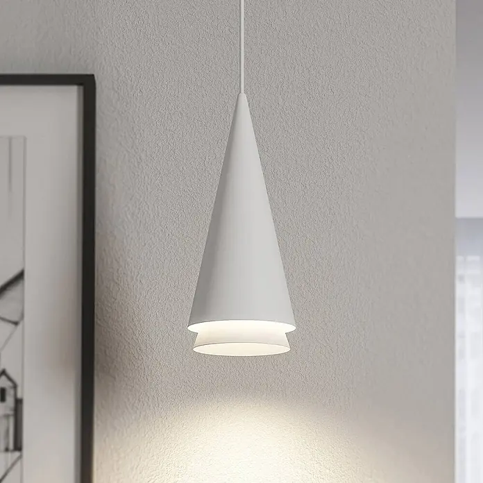 Lucande Pendelleuchte Naoh - weiß / opal, weiß matt, E27 - Weiß hängende konische Pendelleuchte, die die Wand unten warm beleuchtet.