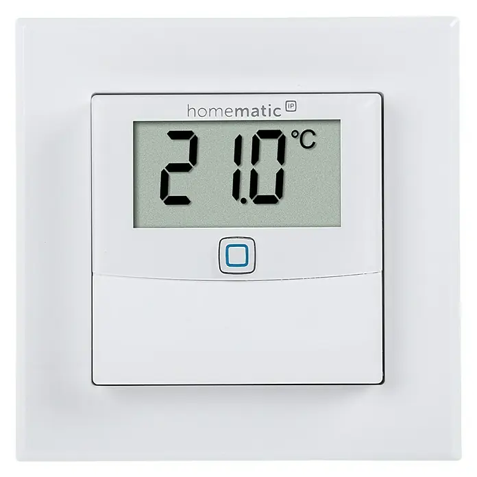 Homematic IP Funk-Temperatursensor HmIP-STHD - Weiß, 25 x 86 x 86 mm, Batteriebetrieben, Display - Nahaufnahme eines Homematic IP Wandthermostats, das eine Temperatur von 21.0°C anzeigt, eingebaut in eine weiße Wand.