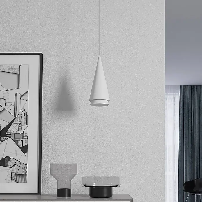 Lucande Pendelleuchte Naoh - weiß / opal, weiß matt, E27 - Weiße konische Pendelleuchte mit gestuftem Design, hängt in einem modernen Interieur.