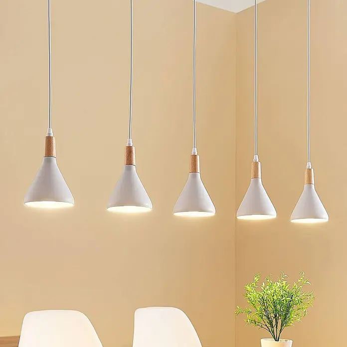Lindby Pendelleuchte Arina - weiß / opal, weiß, holz hell, E14 - Fünf moderne, weiße Pendelleuchten mit Holzdetails hängen beleuchtet in einem Raum, eventuell über einem Esstisch.