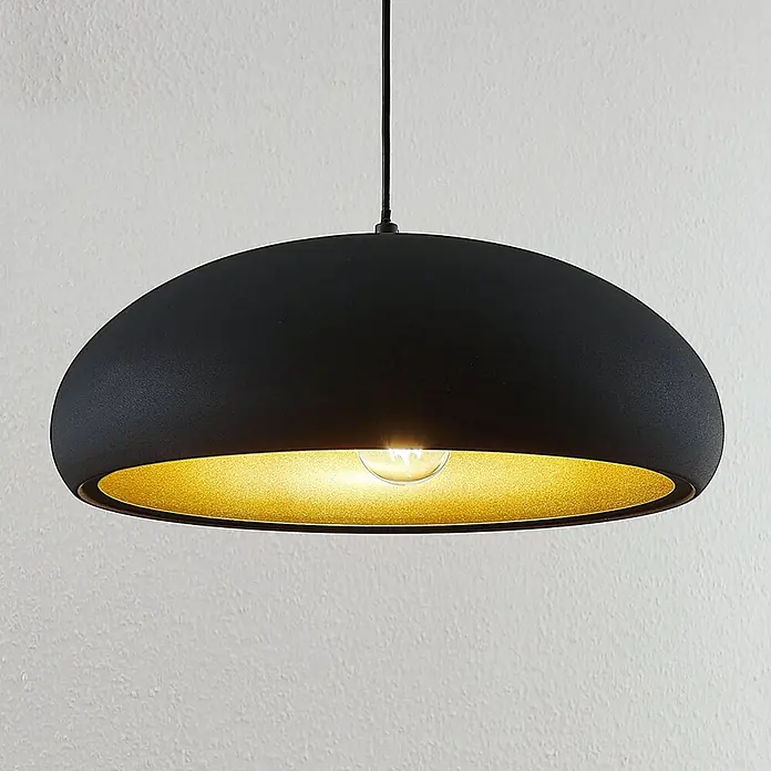 Lindby Pendelleuchte Gerwina - L x B x H: 40 x 40 x 15 cm, schwarz, Schwarz, gold, E27 - Mattschwarze Pendelleuchte mit strukturierter goldener Innenseite, eine sichtbare Glühbirne beleuchtend.