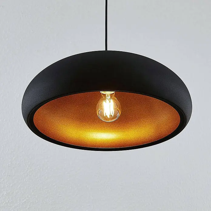 Lindby Pendelleuchte Gerwina - L x B x H: 40 x 40 x 15 cm, schwarz, Schwarz, gold, E27 - Schwarze, kuppelförmige Pendelleuchte mit schimmernder goldener Innenseite und sichtbarer Glühbirne.