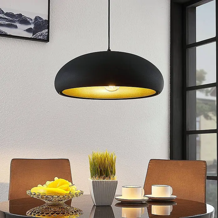 Lindby Pendelleuchte Gerwina - L x B x H: 40 x 40 x 15 cm, schwarz, Schwarz, gold, E27 - Schwarze Pendelleuchte mit goldfarbener Innenseite, die einen Esstisch beleuchtet.