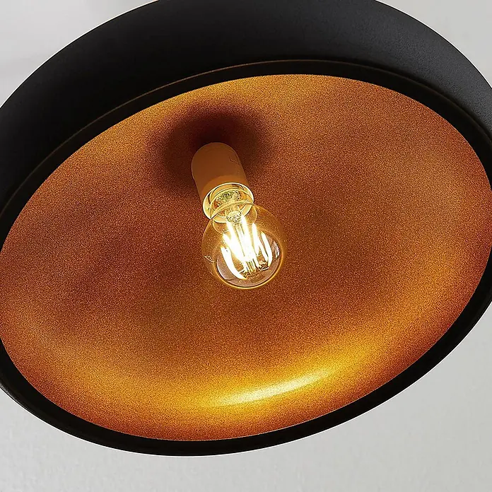 Lindby Pendelleuchte Gerwina - L x B x H: 40 x 40 x 15 cm, schwarz, Schwarz, gold, E27 - Schwarzer Lampenschirm mit kupferfarbener Innenseite und leuchtender Glühfadenlampe.