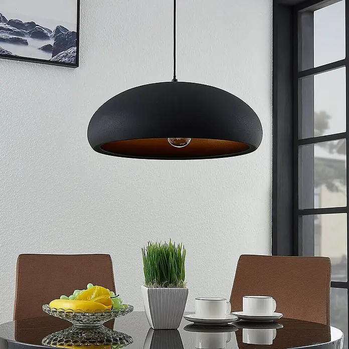 Lindby Pendelleuchte Gerwina - L x B x H: 40 x 40 x 15 cm, schwarz, Schwarz, gold, E27 - Schwarze, kuppelförmige Pendelleuchte mit goldener Innenseite über einem Esstisch.
