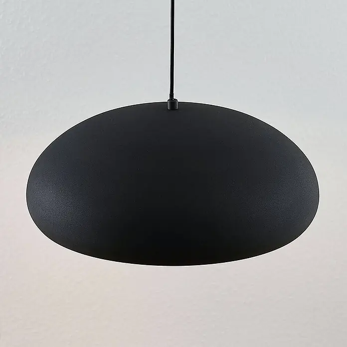 Lindby Pendelleuchte Gerwina - L x B x H: 40 x 40 x 15 cm, schwarz, Schwarz, gold, E27 - Matt-schwarze, gewölbte Pendelleuchte an einem Kabel.