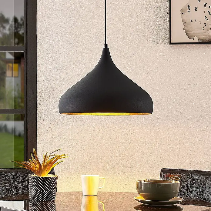 Arcchio Pendelleuchte Lunus - L x B x H: 40,5 x 40,5 x 27 cm, Schwarz, gold, E27 - Schwarze Pendelleuchte mit goldener Innenseite hängt über einem Esstisch und spendet warmes Licht.