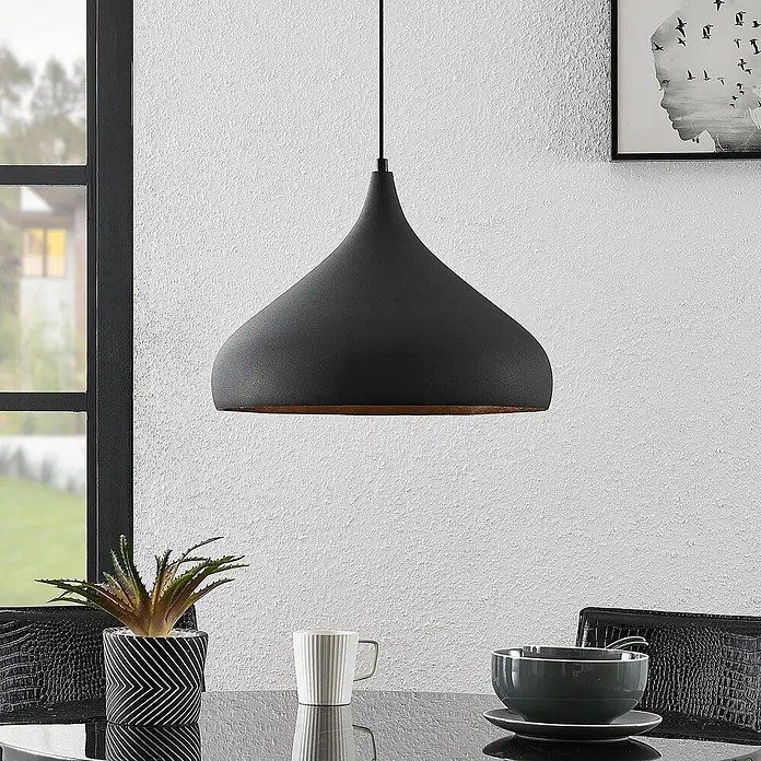 Arcchio Pendelleuchte Lunus - L x B x H: 40,5 x 40,5 x 27 cm, Schwarz, gold, E27 - Mattschwarze Pendelleuchte mit glockenförmigem Schirm und kontrastierendem Interieur über einem Esstisch hängend.