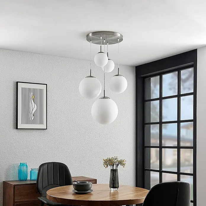 Lindby Pendelleuchte Heleska - weiß / opal, nickel matt, opalweiß, E27 - Moderne Deckenleuchte mit fünf weißen Glaskugelschirmen an gebürsteter Metallbasis, beleuchtet einen Essbereich.