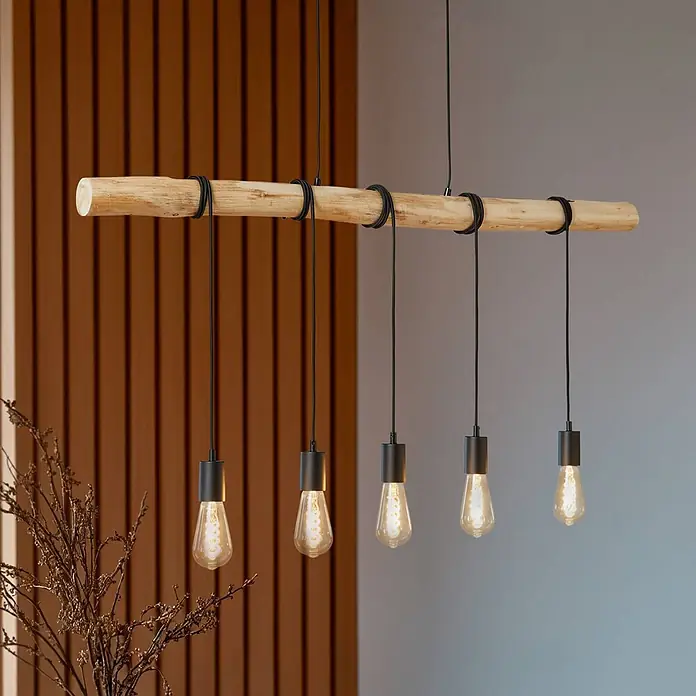 Lindby Pendelleuchte Rom - L x B x H: 116 x 7,5 x 150 cm, schwarz, Schwarz matt, holz hell, E27 - Pendelleuchte mit natürlichem Holzbalken und fünf freiliegenden Glühbirnen, die den Raum warm beleuchten.