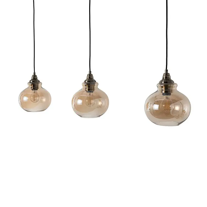 Lindby Pendelleuchte Tymoni - creme / amber, amber, altmessing, E27 - Drei Pendelleuchten mit bernsteinfarbenen Glasschirmen und schwarzen Kabeln.