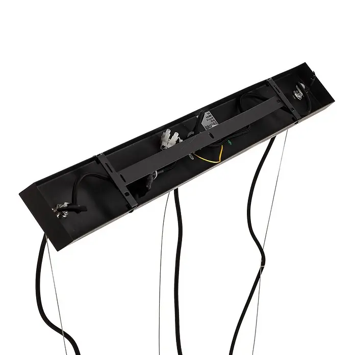 Lucande Pendelleuchte Imron - L x B x H: 142 x 40 x 35 cm, schwarz, sandSchwarz, E14 - Unterseite einer schwarzen, rechteckigen Leuchtenbasis mit Innenverkabelung, Steckverbindern und Montagehalterung.