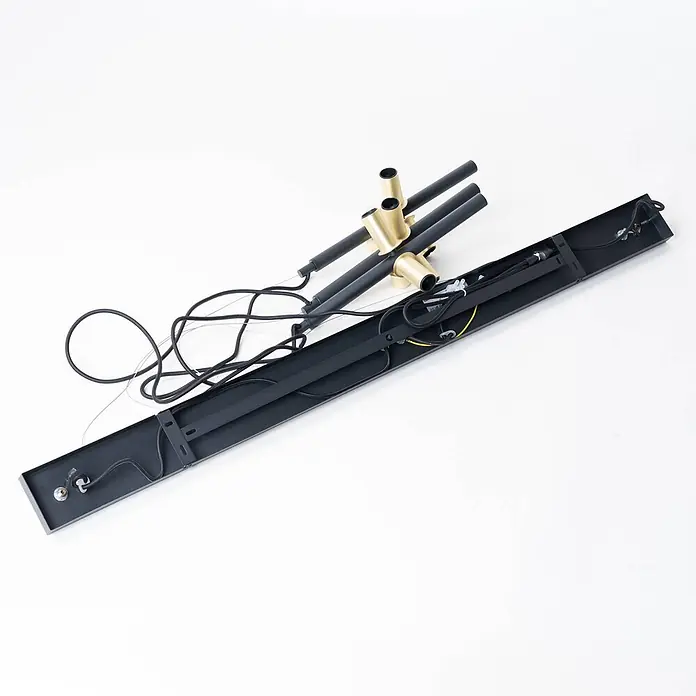 Lucande Pendelleuchte Imron - L x B x H: 142 x 40 x 35 cm, schwarz, sandSchwarz, E14 - Komponenten einer modernen Leuchte: eine schwarze lineare Basis mit Verkabelung und schwarze Röhrenarme, verbunden durch Messingelemente.