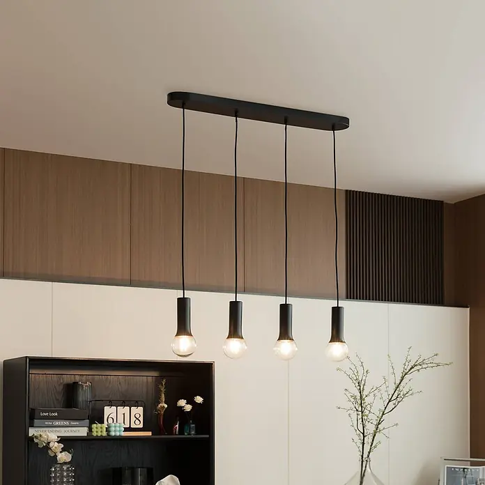 Lindby Pendelleuchte Fipas - Schwarz, E27 - Schwarze lineare Pendelleuchte mit vier klaren Glühbirnen, die einen modernen Raum beleuchtet.