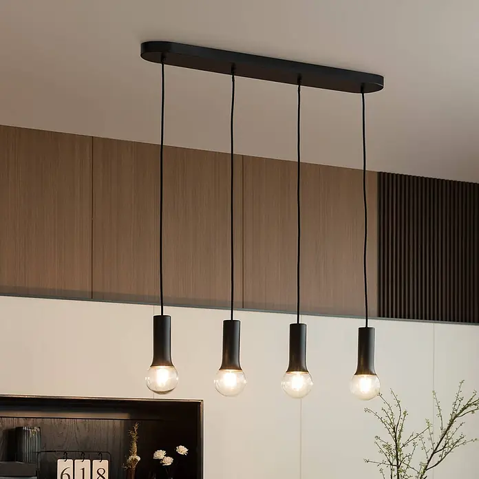Lindby Pendelleuchte Fipas - Schwarz, E27 - Vierflammige schwarze Pendelleuchte mit klaren Glühbirnen in einer modernen Küche, spendet Licht.