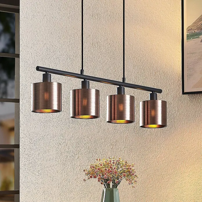 Lindby Pendelleuchte Joudy - L x B x H: 75 x 12 x 11 cm, bronze / altmessing, bronze dunkel, Schwarz matt, E14 - Vierflammige Pendelleuchte mit zylindrischen Schirmen aus gebürstetem Kupfer an schwarzer Stange, warm leuchtend.