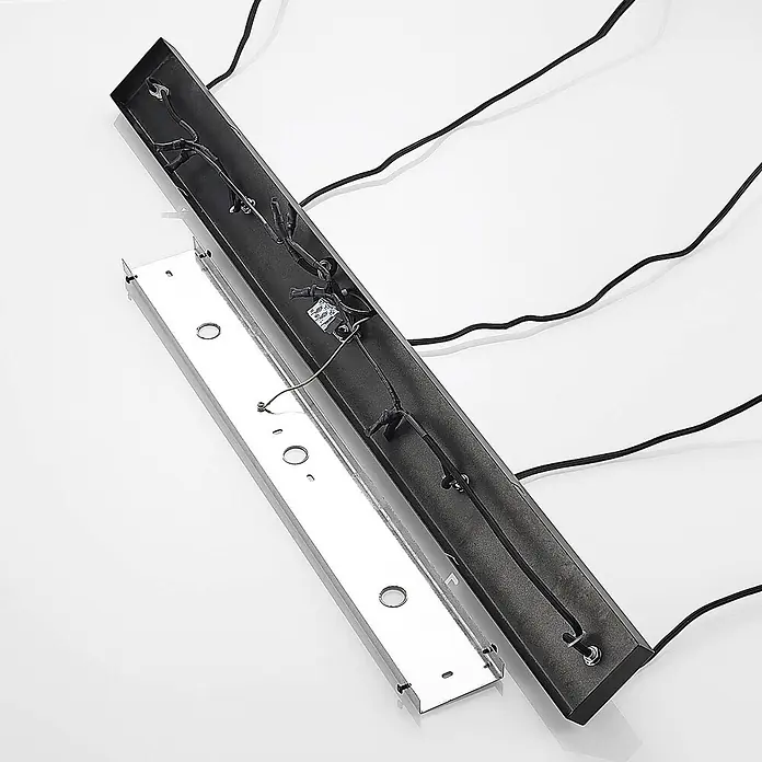 Lindby Pendelleuchte Concretto - alu / grau / zink, grau, GU10 - Innenansicht einer rechteckigen Leuchte mit schwarzer Verkabelung und silberner Montageplatte.