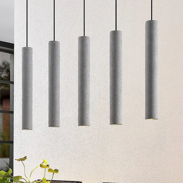 Lindby Pendelleuchte Concretto - alu / grau / zink, grau, GU10 - Fünf zylindrische Beton-Pendelleuchten hängen und strahlen warmes Licht aus.