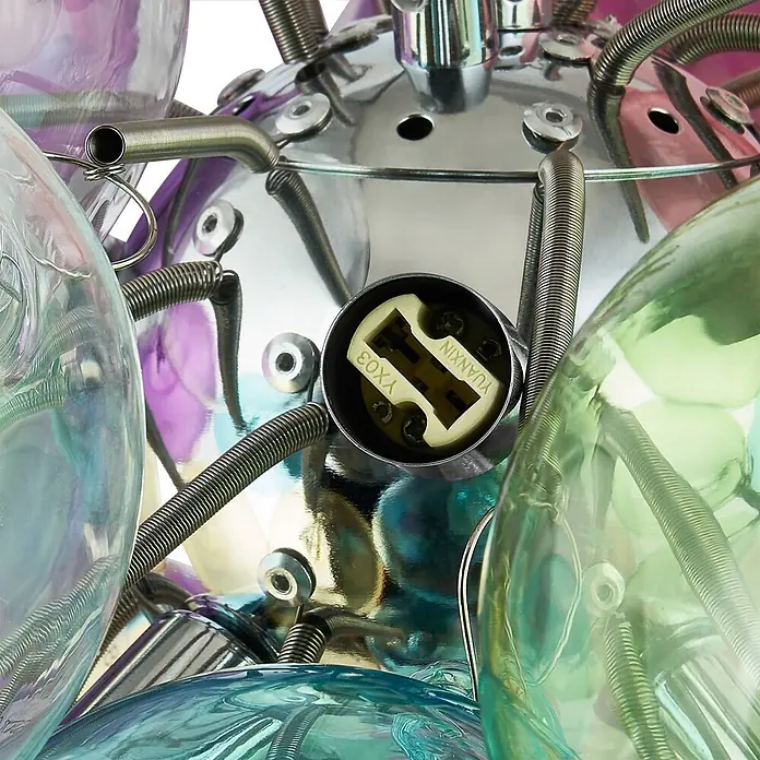 Lucande Pendelleuchte Diborah - L x B x H: 50 x 50 x 50 cm, Multicolour, multicolour, G9 - Nahaufnahme eines bunten Glas- oder Acryl-Leuchtenbauteils mit Metallfedern und einer Glühbirnenfassung.