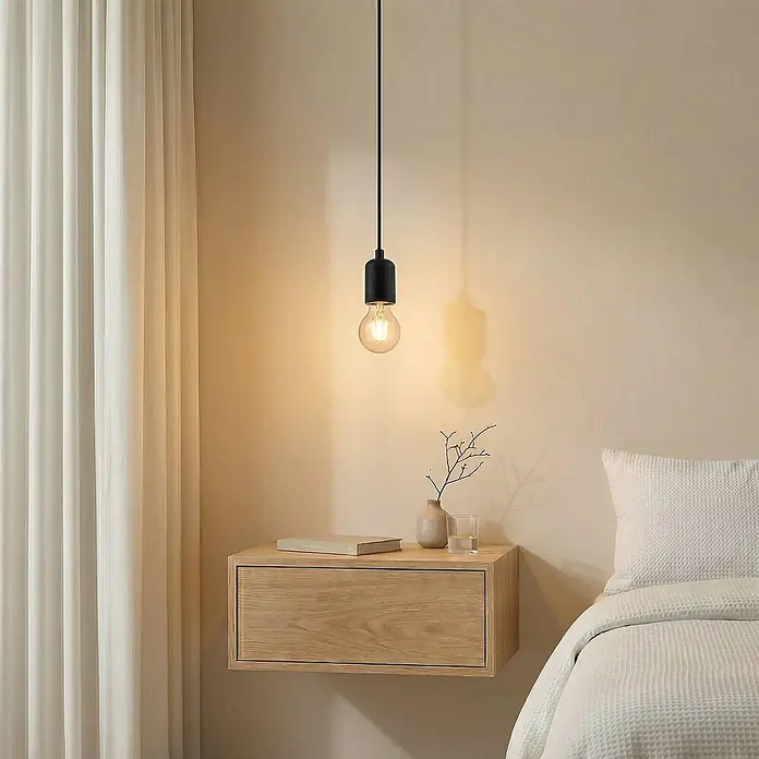 Lindby Pendelleuchte Hattie - L x B x H: 4,7 x 4,7 x 7 cm, schwarz, Schwarz, E27 - Minimalistische schwarze Pendelleuchte mit freiliegender Glühbirne, die über einem Holznachttisch hängt.