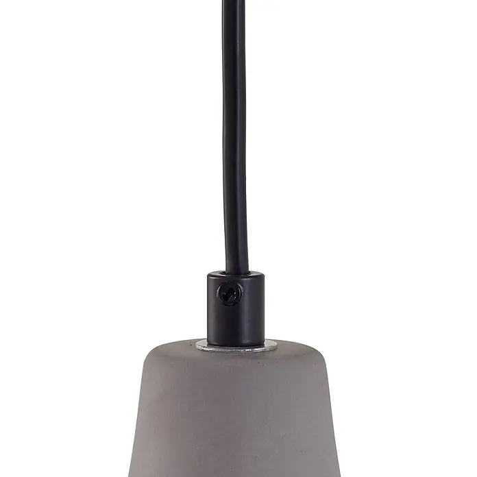 Lindby Pendelleuchte Sanne - alu / grau / zink, betongrau, E27 - Schwarzes Kabel, das über ein schwarzes Metallteil mit einem grauen Pendelleuchtenschirm in Betonoptik verbunden ist.