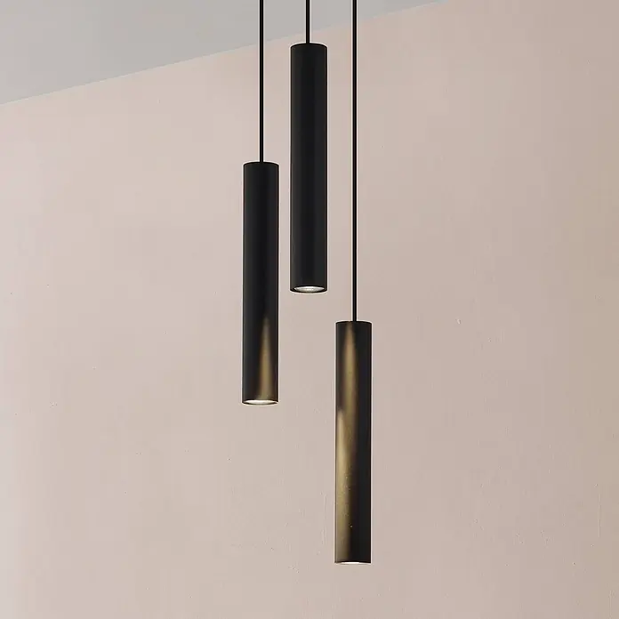 Lindby Pendelleuchte Joffrey - L x B x H: 24 x 24 x 40 cm, schwarz, Schwarz sand, GU10 - Drei schwarze zylindrische Pendelleuchten hängen von einer Decke.