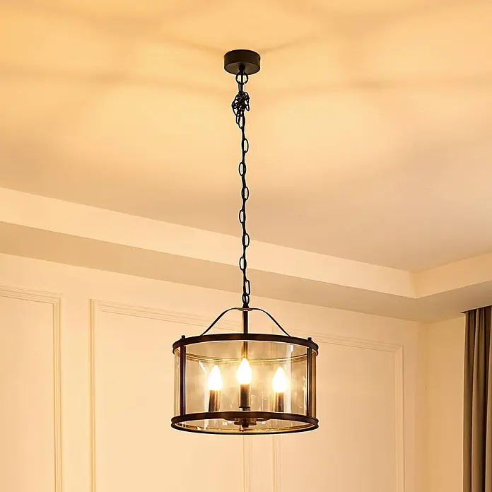 Lucande Pendelleuchte Eryk - L x B x H: 40,2 x 40,2 x 36,9 cm, schwarz, Schwarz, transparent, E14 - Dunkle Metall- und klare Glas-Pendelleuchte mit drei Kerzenlampen, an einer Decke hängend.
