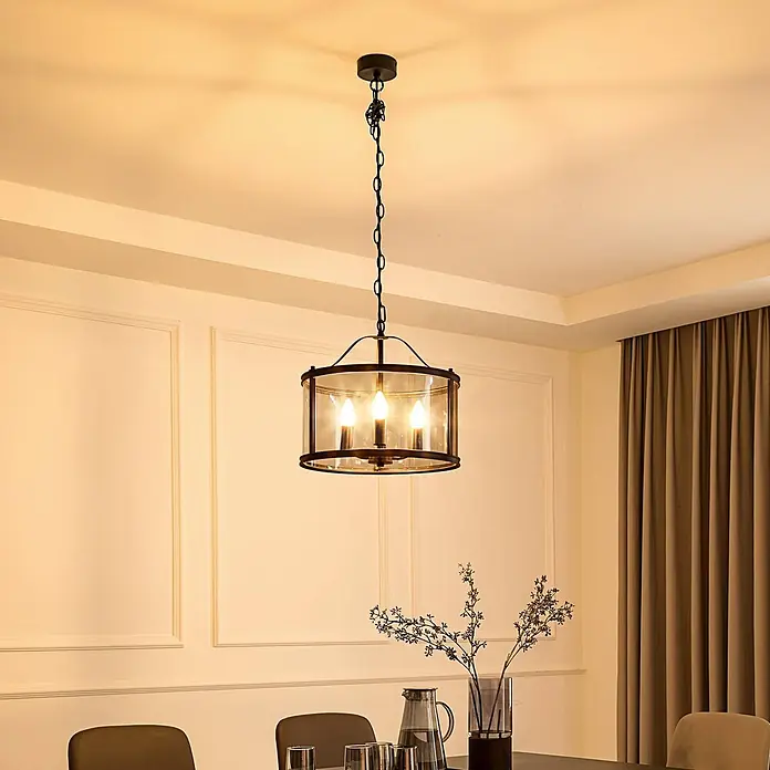 Lucande Pendelleuchte Eryk - L x B x H: 40,2 x 40,2 x 36,9 cm, schwarz, Schwarz, transparent, E14 - Trommelförmiger Kronleuchter mit dunklem Metallrahmen und amberfarbenem Glas, beleuchtet einen Essbereich. Mit drei kerzenförmigen Lichtern.
